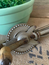 Load image into Gallery viewer, Vintage SWIFT WHIP Egg/ Hand Beater
