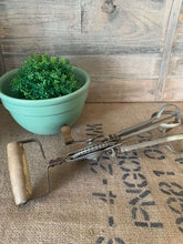 Load image into Gallery viewer, Vintage SWIFT WHIP Egg/ Hand Beater