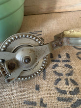 Load image into Gallery viewer, Vintage SWIFT WHIP Egg/ Hand Beater