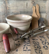 Load image into Gallery viewer, Vintage SWIFT WHIP Egg/ Hand Beater