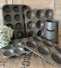 Load image into Gallery viewer, Old Willow Patty Cake Pan &amp; Kande Grater
