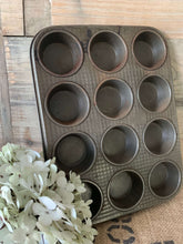 Load image into Gallery viewer, Old Willow Patty Cake Pan &amp; Kande Grater
