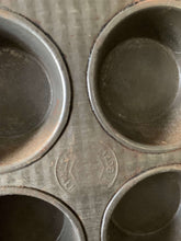 Load image into Gallery viewer, Old Willow Patty Cake Pan &amp; Kande Grater
