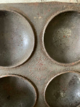 Load image into Gallery viewer, Old Willow Patty Cake Pan &amp; Kande Grater
