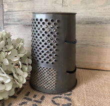 Load image into Gallery viewer, Old Willow Patty Cake Pan &amp; Kande Grater
