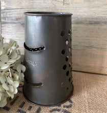 Load image into Gallery viewer, Old Willow Patty Cake Pan &amp; Kande Grater
