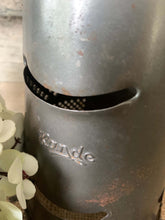 Load image into Gallery viewer, Old Willow Patty Cake Pan &amp; Kande Grater
