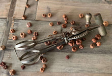 Load image into Gallery viewer, Vintage SWIFT WHIP Egg/ Hand Beater

